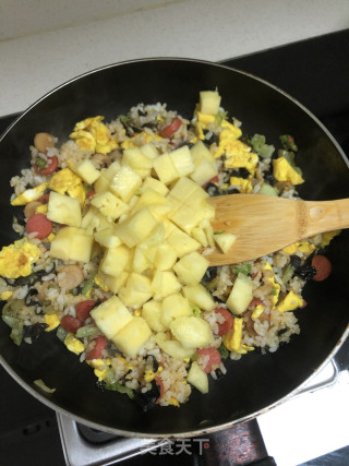 菠萝炒饭的做法步骤：6