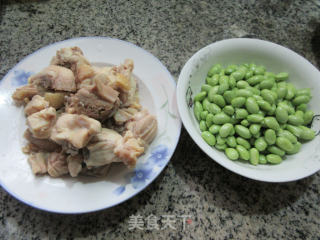 毛豆烧鸡块的做法步骤：1