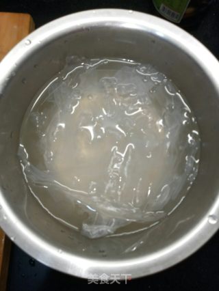 菠菜炒粉皮的做法步骤：1