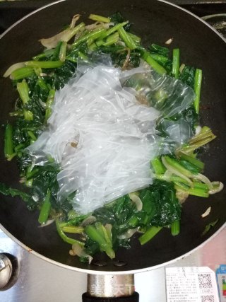 菠菜炒粉皮的做法步骤：6