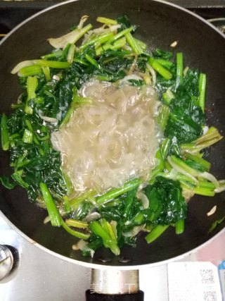 菠菜炒粉皮的做法步骤：7
