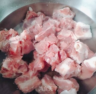 海带结排骨汤的做法步骤：2