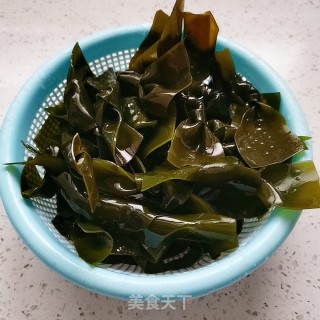 海带结排骨汤的做法步骤：4