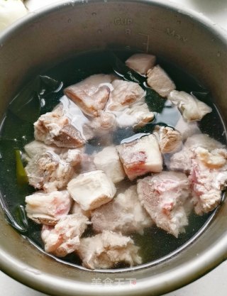 海带结排骨汤的做法步骤：5