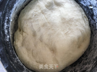 煎牛奶米面葱香花卷的做法步骤：3