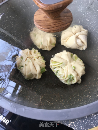 煎牛奶米面葱香花卷的做法步骤：18