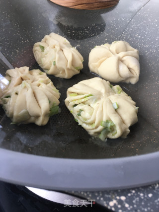 煎牛奶米面葱香花卷的做法步骤：19