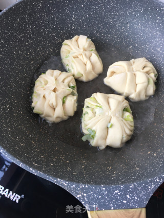 煎牛奶米面葱香花卷的做法步骤：21