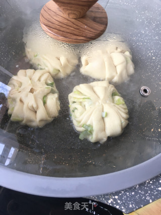 煎牛奶米面葱香花卷的做法步骤：22