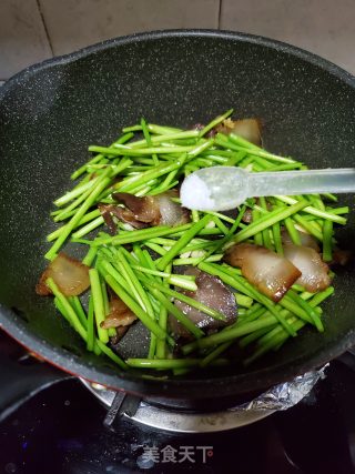 芦蒿炒腊肉的做法步骤：8