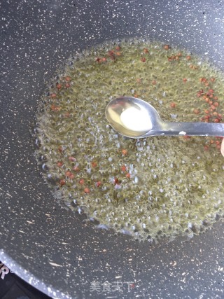 荠菜鱼丸面的做法步骤：6