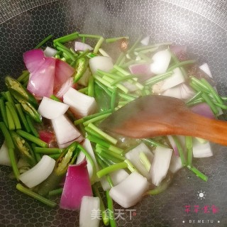 蒜苔洋葱炒酱牛肉的做法步骤：4