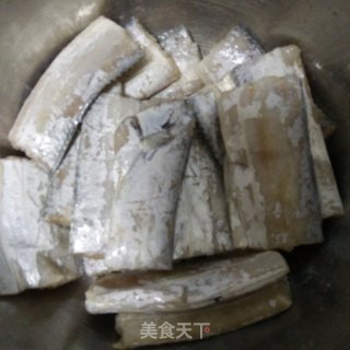 香酥刀鱼的做法步骤：1