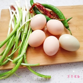 蒜苗荷包蛋的做法步骤：1