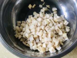 萝卜干炒肉丁的做法步骤：1