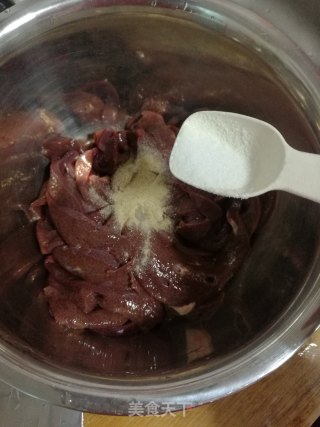 炝拌无腥味猪肝菠菜的做法步骤：1