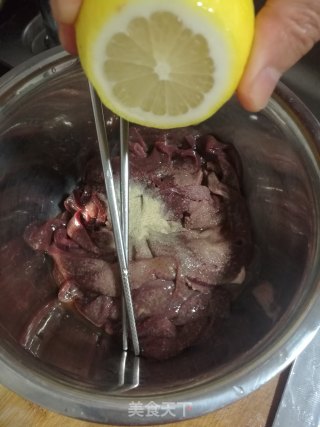 炝拌无腥味猪肝菠菜的做法步骤：2