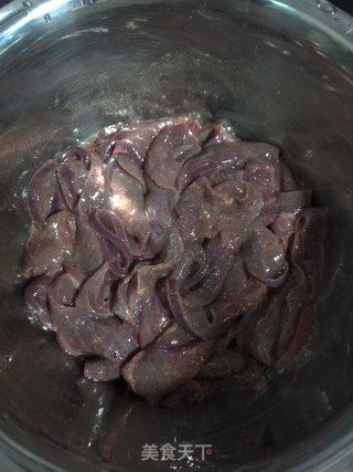 炝拌无腥味猪肝菠菜的做法步骤：3