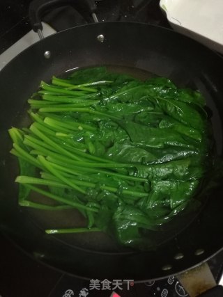 炝拌无腥味猪肝菠菜的做法步骤：4