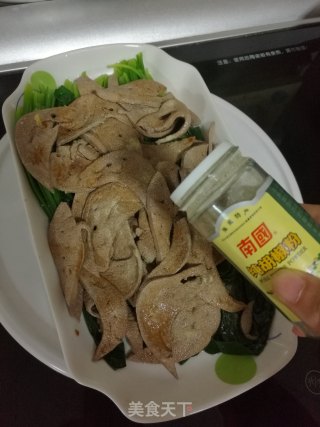 炝拌无腥味猪肝菠菜的做法步骤：10