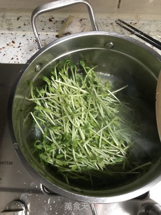 皮蛋豆苗的做法步骤：5