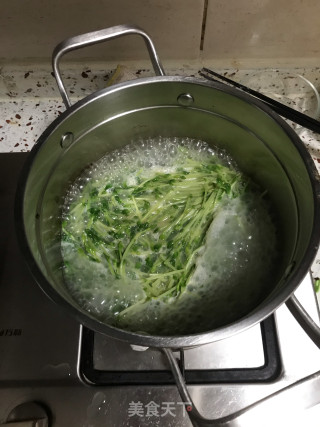 皮蛋豆苗的做法步骤：6