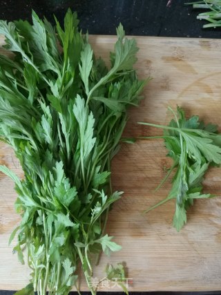 咸蛋黄肉松馅艾草青团的做法步骤：2