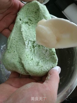 咸蛋黄肉松馅艾草青团的做法步骤：17