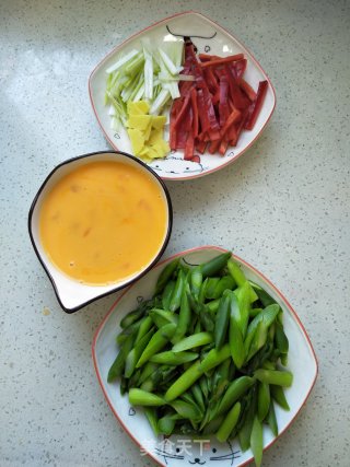 芦笋尖椒炒鸡蛋的做法步骤：4