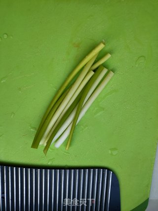 蒜薹紫菜汤饺的做法步骤：1