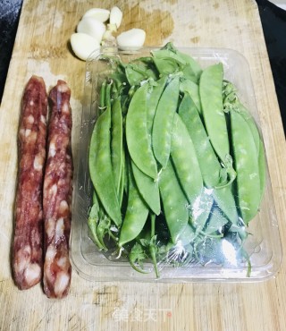 荷兰豆炒腊肠的做法步骤：1