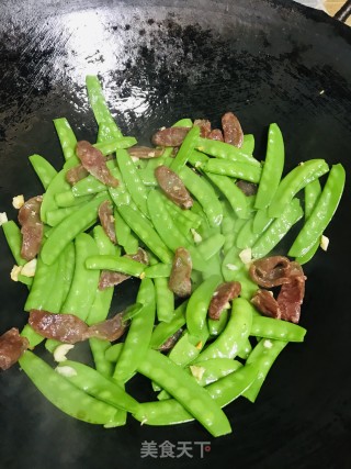 荷兰豆炒腊肠的做法步骤：6