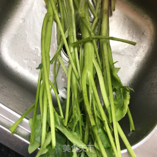 家常菠菜梗炒肉的做法步骤：2