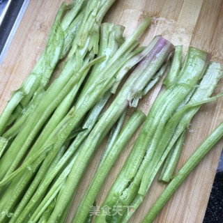 家常菠菜梗炒肉的做法步骤：3