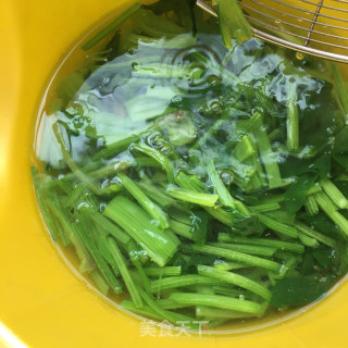 家常菠菜梗炒肉的做法步骤：8