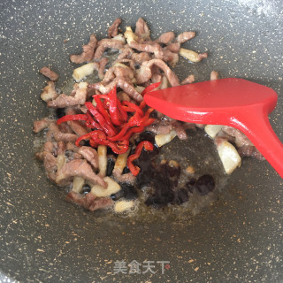 家常菠菜梗炒肉的做法步骤：15