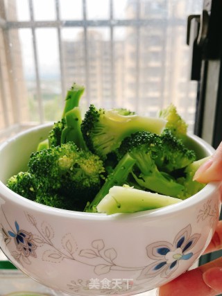 培根炒西兰花的做法步骤：1