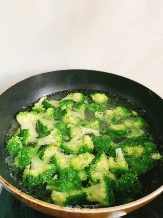 培根炒西兰花的做法步骤：4