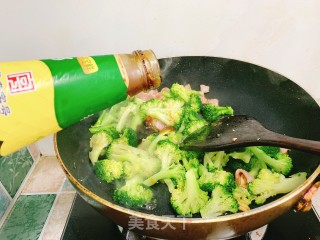 培根炒西兰花的做法步骤：7