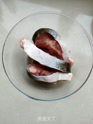老干妈蒸鲢鱼的做法步骤：3