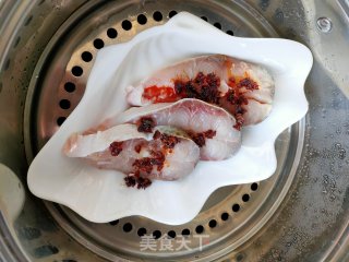 老干妈蒸鲢鱼的做法步骤：8
