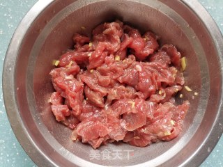 洋葱炒牛肉的做法步骤：1