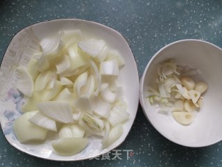 洋葱炒牛肉的做法步骤：2