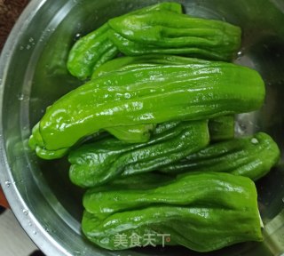 糖醋虎皮青椒的做法步骤：1