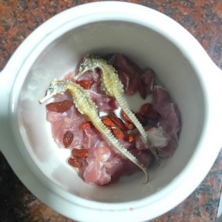 海马枸杞瘦肉汤的做法步骤：1
