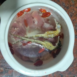 海马枸杞瘦肉汤的做法步骤：2