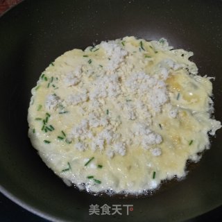 鱼松鸡蛋卷的做法步骤：2