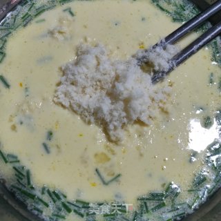 鱼松鸡蛋煎饼的做法步骤：1