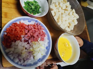 炒馒头丁的做法步骤：1