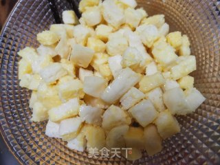 炒馒头丁的做法步骤：2
